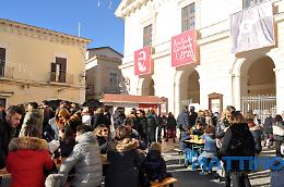 A Foggia il sindaco blocca i tradizionali aperitivi baraonda di Natale: niente bevande dalle 11 e chiusura dei locali nelle vigilie