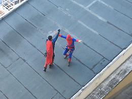 Superman e Spiderman portano doni ai piccoli pazienti