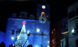 A Candela la Befana ruba la scena a Babbo Natale buttandosi dal campanile della chiesa