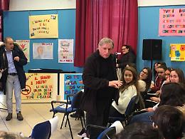 Tu metti un giorno di lezione a scuola con don Ciotti