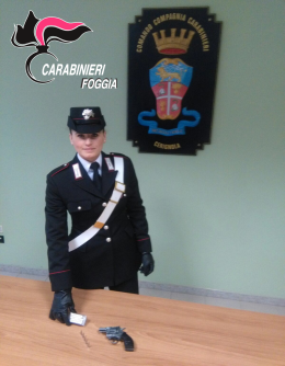Nascondeva in casa un revolver e 50 proiettili: arrestato pregiudicato 