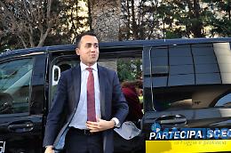 Bagno di folla per Di Maio a Foggia: in 500 lo sommergono all'Amgas