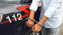 Minaccia di morte l'ex moglie con un coltello, arrestato a Matera