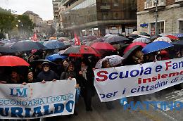Foggia, 500 docenti in piazza contro la violenza a scuola e per il rispetto dell'educazione