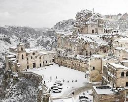 Maltempo in Basilicata, la neve imbianca anche i Sassi di Matera