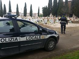 Foggia, rubavano presso le tombe: denunciati dalla Polizia Municipale