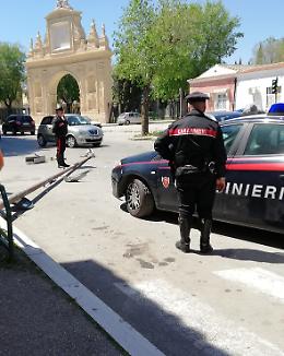 Piazza Sant'Eligio, cade palo della luce: nessun ferito
