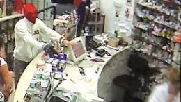 Lucera, rapinata farmacia: malvivente fugge con 300 euro