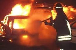 Alba di fuoco a Vieste: incendiate quattro auto di una ditta di noleggio