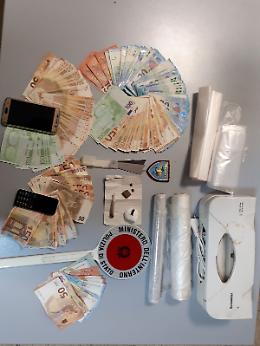 In casa con 6mila euro e dosi di cocaina: arrestato 33enne 