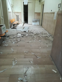 Lucera, il sindaco si incatena davanti al Tribunale: "Palazzo storico non può diventare un rudere"