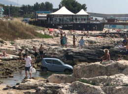 Manfredonia, auto finisce in mare: è polemica sulle barriere di protezione 