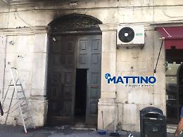 Foggia, Piazza de Sanctis: incendiato portone dell'abitazione di un noto imprenditore 