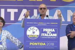 Il presidente del Molise, Donato Toma, a Pontida cita Berlusconi e partono i fischi