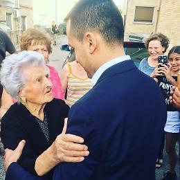 Di Maio a Matera abbraccia un'anziana: «Via le pensioni d'oro, aiuteremo i pensionati come lei»
