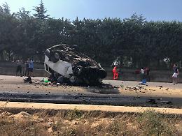 10 i morti nello scontro frontale di un furgone di extracomunitari con un camion di pomodori