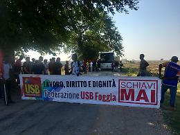 Strage braccianti, l'Usb mobilita i "berretti rossi": 400 in marcia verso Foggia