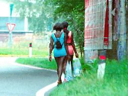 Potenza, prostituta nigeriana beccata mentre faceva i suoi bisogni per strada davanti a tutti aggredisce un carabiniere: arrestata