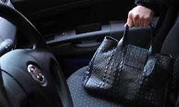 Foggia, scippano la borsa poi viene trascinata dall'auto dei due banditi: ferita 52enne