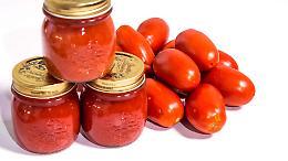 Da oggi obbligo di indicare sull'etichetta l'origine del pomodoro. Coldiretti: «Finalmente un freno alle importazioni selvagge»