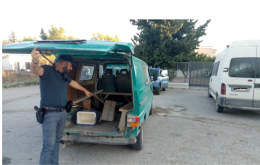 Su 16 furgoni per trasportare migranti nei campi, 13 erano senza assicurazione: sequestrati