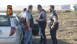 Opel Vectra con 11 braccianti di colore a bordo: la Polizia blocca l'ennesimo caporale extracomunitario