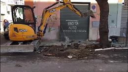 Via Tenente Iorio, tranciano cavi elettrici: tre operai feriti. Ecco le immagini 