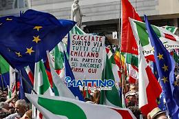 E in Piazza del Popolo PD spunta anche il cartello per cacciare Michele Emiliano. Il governatore: «Chi avrebbe le palle?»