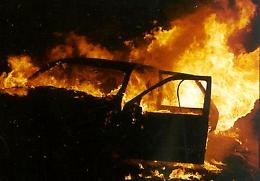 Notte di fuoco ad Orta Nova: bruciati quattro veicoli e il portone di un'abitazione, due arresti