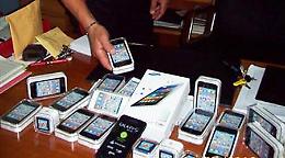 Foggia, approfittano dei lavori alla rete fognaria per svaligiare negozio di telefonini 