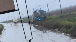 Un "fiume" di acqua e fango sotto Candela: fuoristrada autobus delle Ferrovie del Gargano