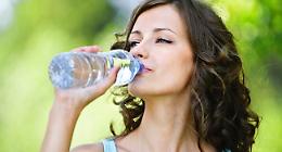 Ragazze, una bella bottiglia d'acqua al giorno leva la cistite di torno