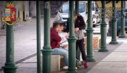 Spaccio in Piazza Mercato: ecco il video che incastra i pusher 