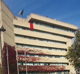 Matera, un drappo rosso per la Giornata mondiale contro la violenza sulle donne