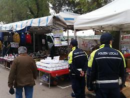 Dopo le borse, telefonini e ombrelli: la Polizia Municipale di Foggia non si fa mancare nulla nei sequestri di merce contraffatta