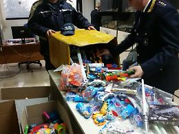 Alla Fiera di Santa Caterina "Babbo Natale" è illegale: la Polizia Municipale di Foggia gli sequestra 569 giocattoli 