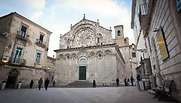 Sul Natale a Troia c'è anche una scarpetta rossa per dire no alla violenza contro le donne