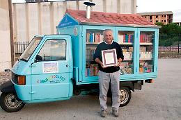 Porta i libri ai bambini dei paesi della Basilicata, Mattarella lo nomina  Commendatore 