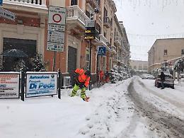 Emergenza maltempo a Matera, mezzi a lavoro per liberare la città dal ghiaccio 
