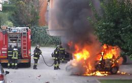 Foggia, piazza Puglia: bomba carta sotto Mercedes 