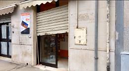 Foggia, furto in un negozio di telefonini: ladri fuggono con 20 cellulari 