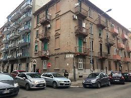 Via Taranto, minaccia anziana madre con pistola: immobilizzato dalla Polizia 