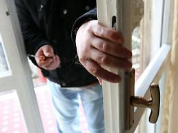Cagnano Varano, rapinano in casa anziana: via con 150 euro
