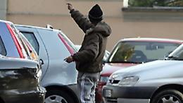 Polizia dichiara guerra ai parcheggiatori abusivi