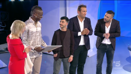 E, a "C'è posta per te", Pio e Amedeo scroccano la macchina a Balotelli per il fratello disabile