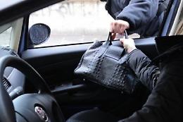 Via La Rosa, poggia borsa su sedile auto: scippata 