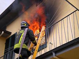 Carapelle, uomo tenta di dare fuoco ad appartamento: salvato da carabinieri e Vigili de fuoco 