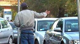 "O mi dai i soldi o non trovi più la macchina": denunciato  per tentata estorsione parcheggiatore abusivo