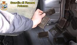 Sorpreso con 4 chili di hascisc in auto, arrestato corriere della droga a Lauria