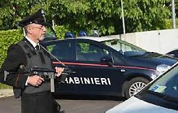 In sella ad uno scooter minaccia Cc con un coltello: arrestato gambiano